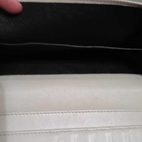 Gucci Beige Wallet with Gold Accent - Picture 5 of 12